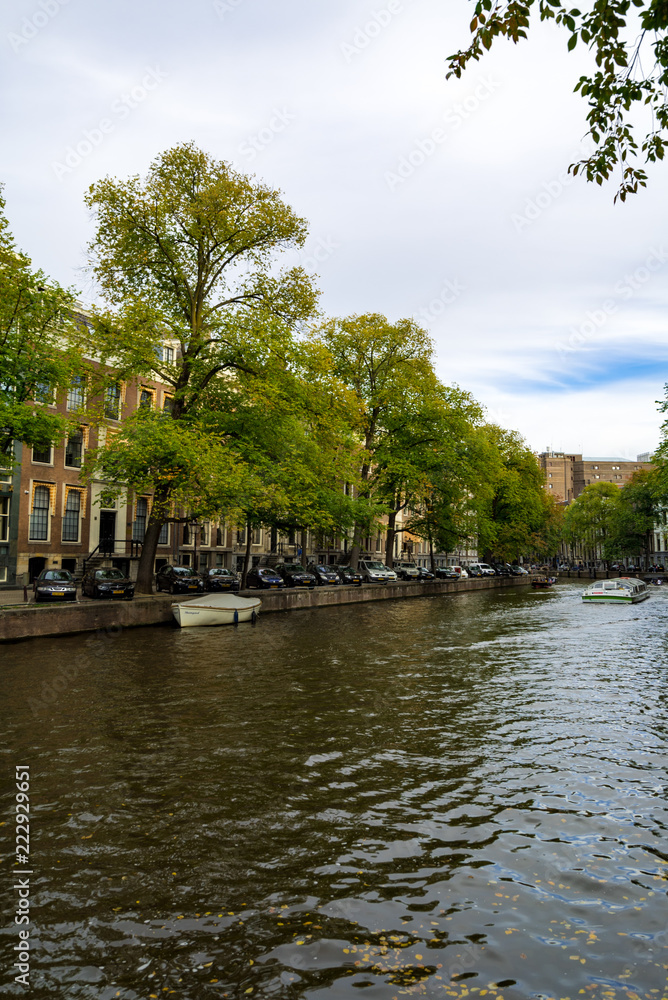 アムステルダムの河辺の街並の光景