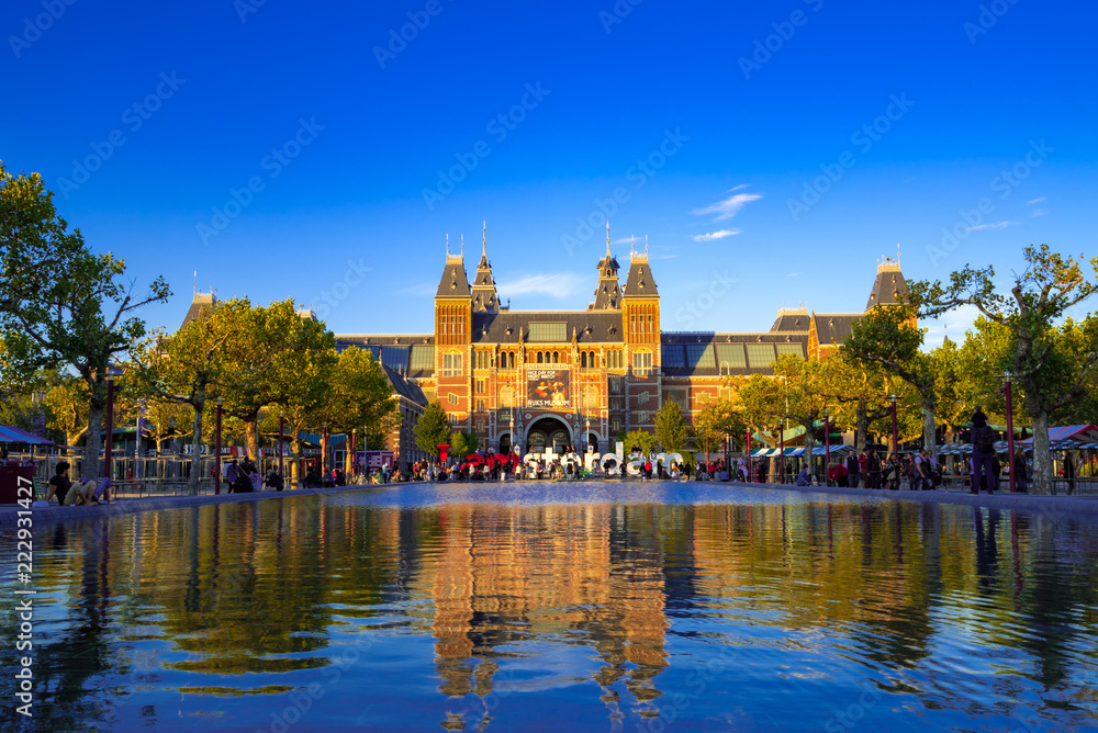 夕陽に映えるアムステルダム国立美術館