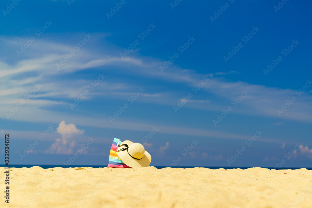 Obraz premium Beach accessories - bag and straw hat