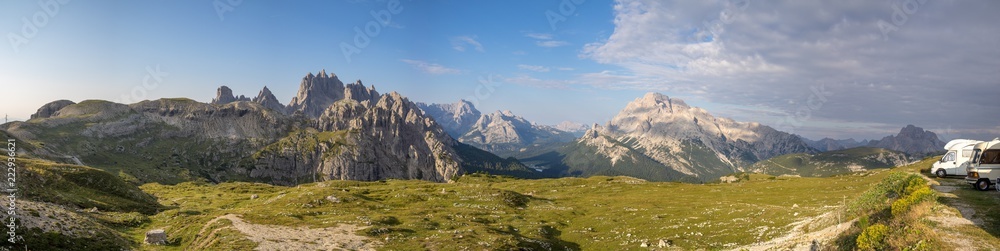 Panorama der Dolomiten vom Parkplatz vor den 3 Zinnen, Südtirol, Italien