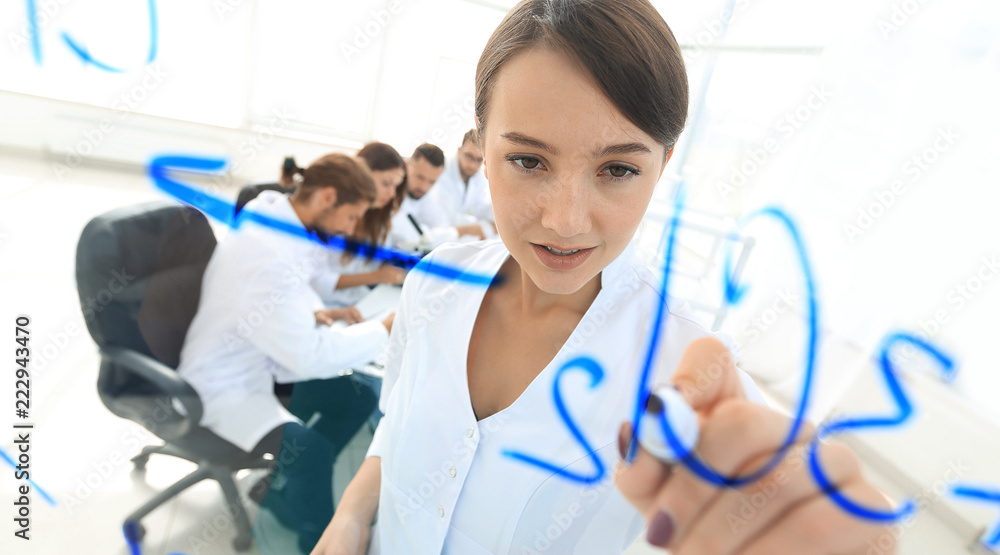 Obraz premium view through the transparent Board. female scientist makes a report to colleagues