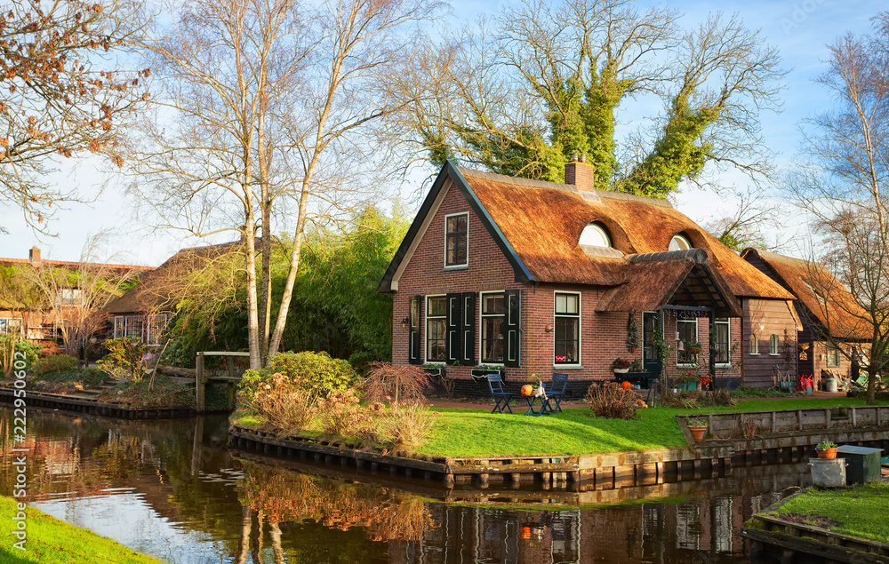 Scenic view on the canal in Giethoorn on a sunny  morning, Netherlands. - obrazy, fototapety, plakaty 