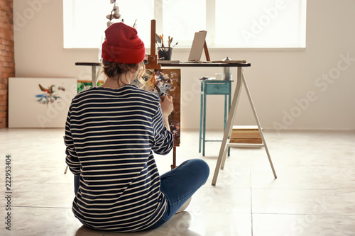 Female artist painting in w...