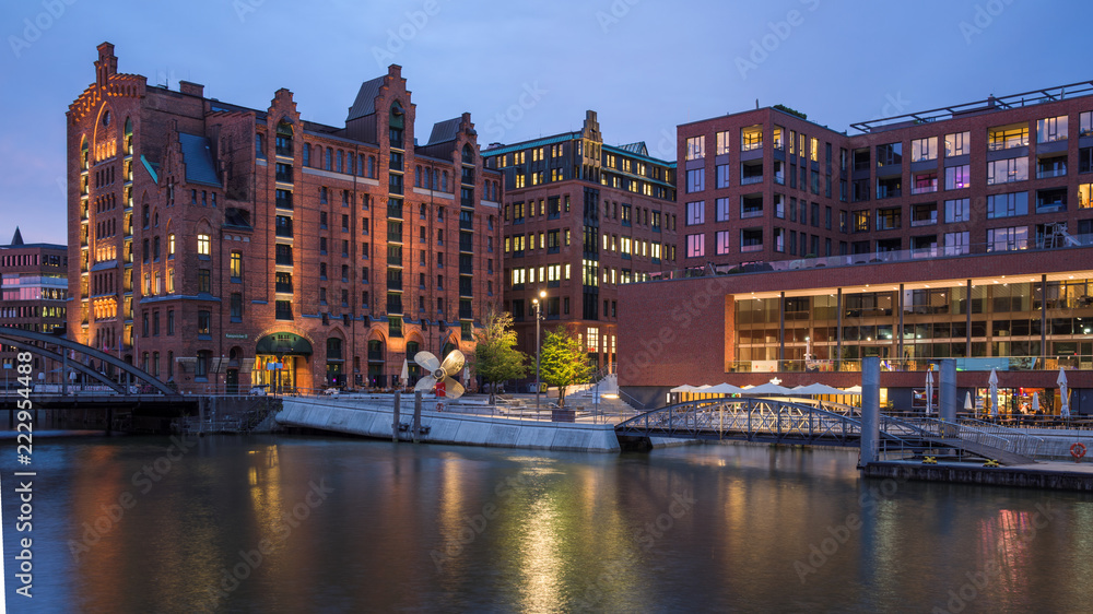 Hamburg - Magdeburger Hafen mit Kaispeicher und Elbtorpromenade am Abend