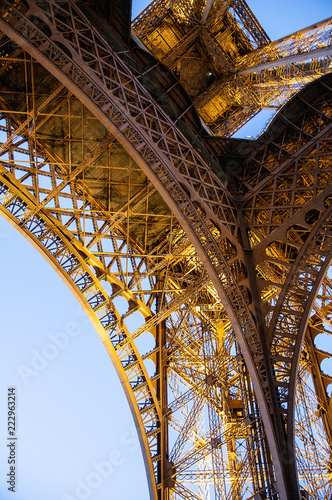 Particolare della Torre Eiffel al tramonto