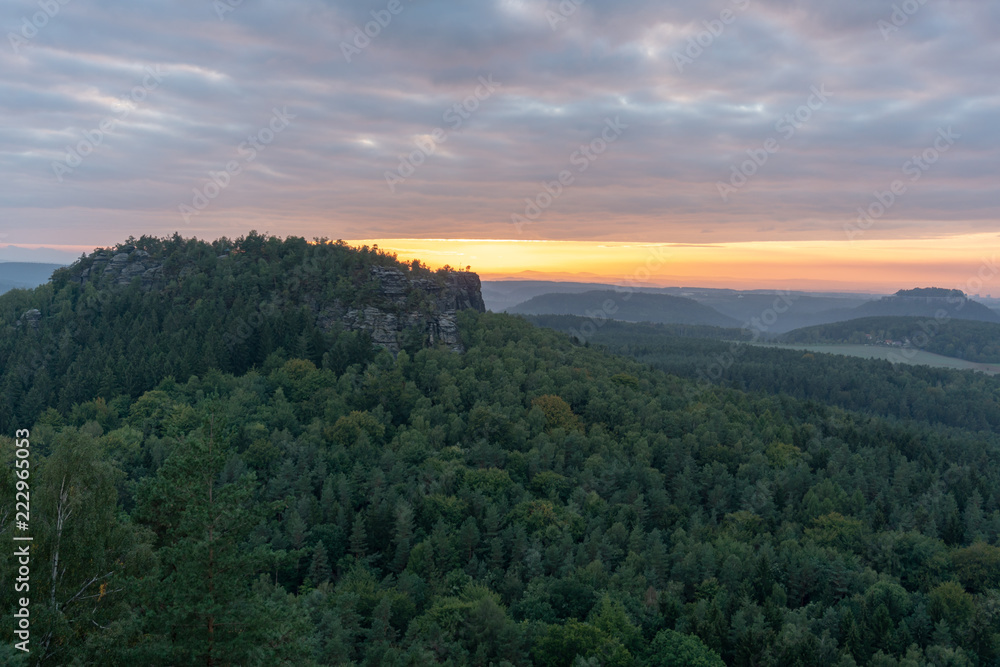 Blick in die Sächsische Schweiz mit Sonnenuntergang