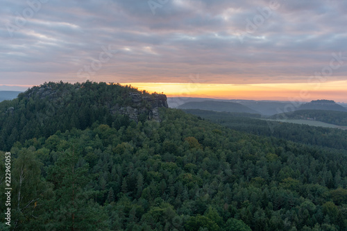 Blick in die Sächsische Schweiz mit Sonnenuntergang