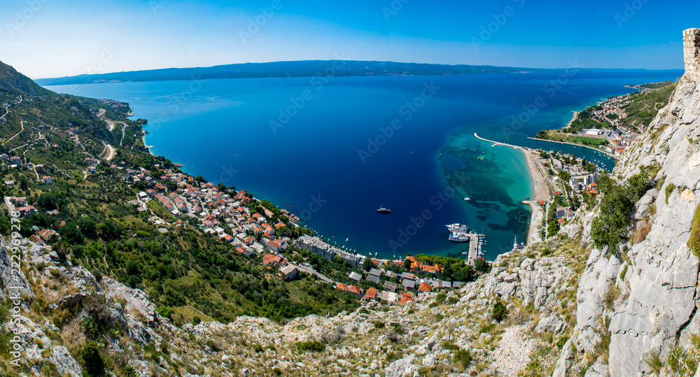 Ein Panoramabild von Omis in Kroatien