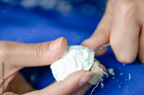 Canvas-taulu The woman trainee learns the meerschaum process