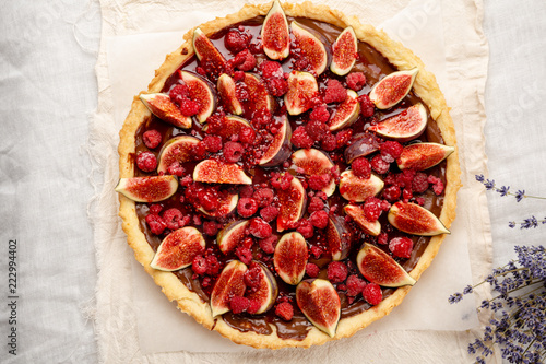 Tasty tart with figs and raspberry