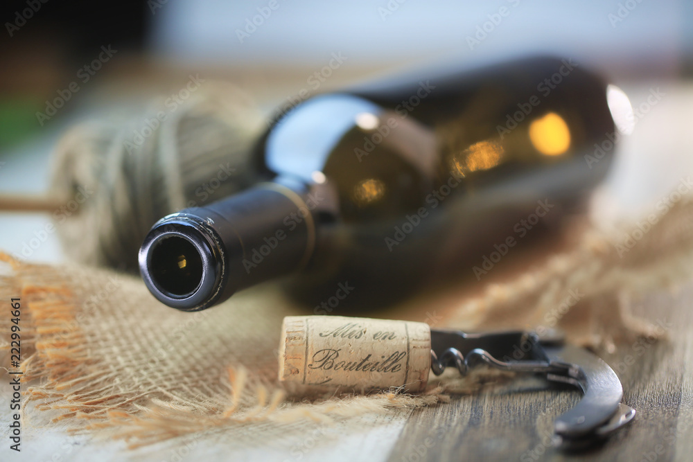 Obraz premium bouteille de vin rouge sur une table en bois