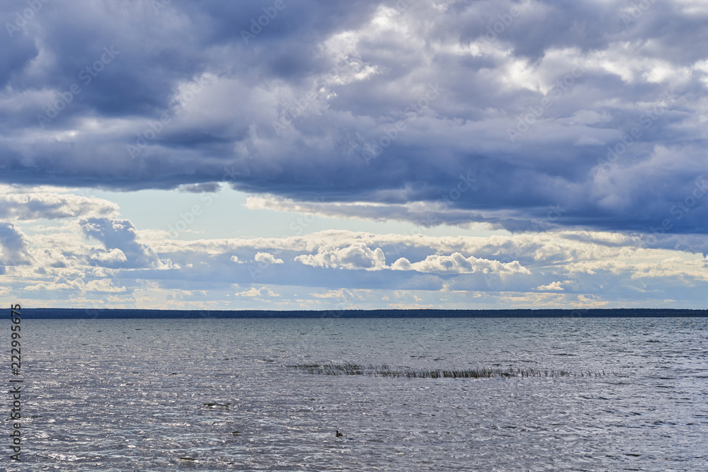Obraz premium the lake with a beautiful cloudy sky