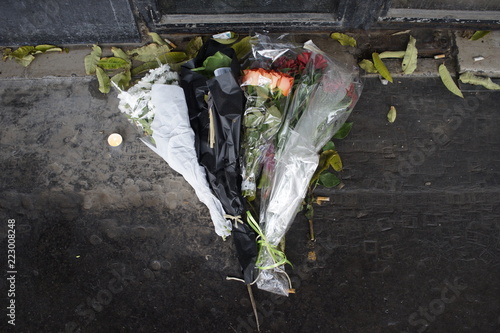 Foto Flowers left on pavement to mark the memory of victims of November 13, 2015, ter