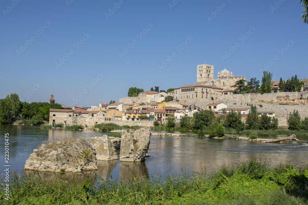 vista de Zamora desde la orilla del río Duero 