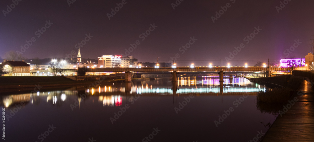Obraz premium City lights reflected in the river