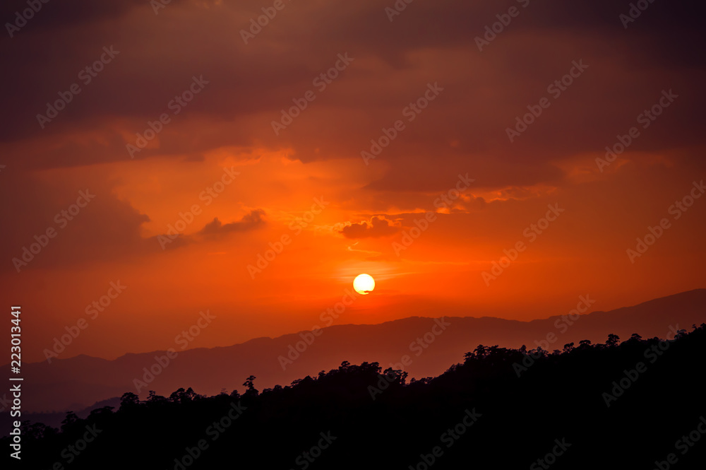 Obraz premium Beautiful sun silhouette at sunset mountain village in Chiang Mai