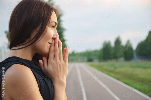 Картината върху платно Fit girl is holding hands together like praying