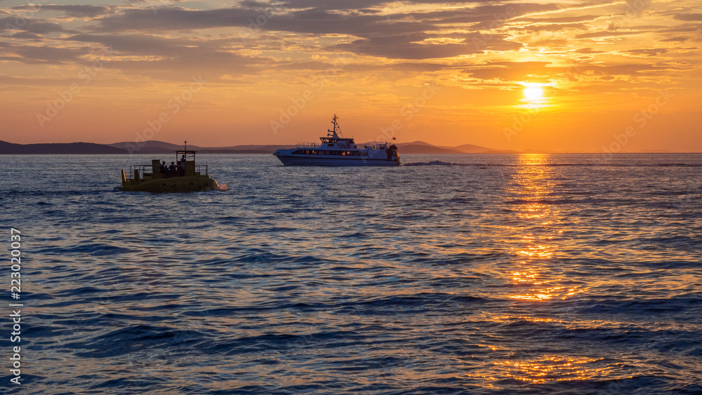 Schiffe im Sonnenuntergang am Meer bei Zadar