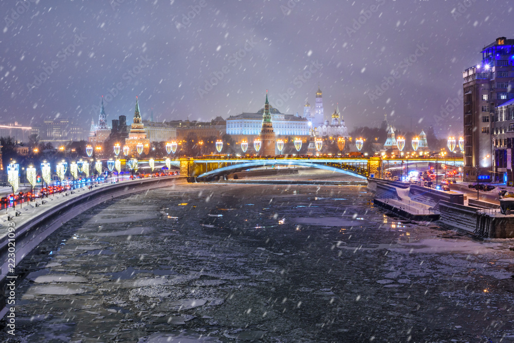 Φωτογραφία View of Moscow Kremlin and Bolshoy Kamenny Bridge from Patriarshy Bridge at night in winter