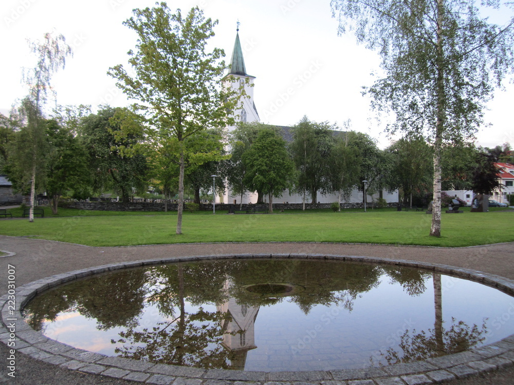 Obraz premium a reflection of a sunrise in the pool water in the park