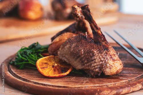 Knusprige Gegrillte Barbarie  Weihnachts Ente mit Bratapfel und orangen zum Abendessen auf einem Holzbrett