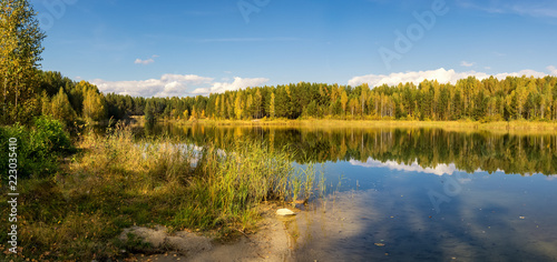 осенний пейзаж на озере с березовым лесом на берегу, Россия, Урал, сентябрь