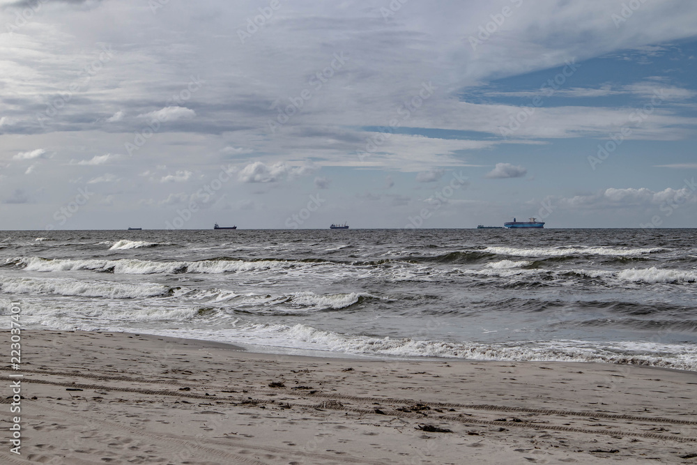  sea ​​and blue sky