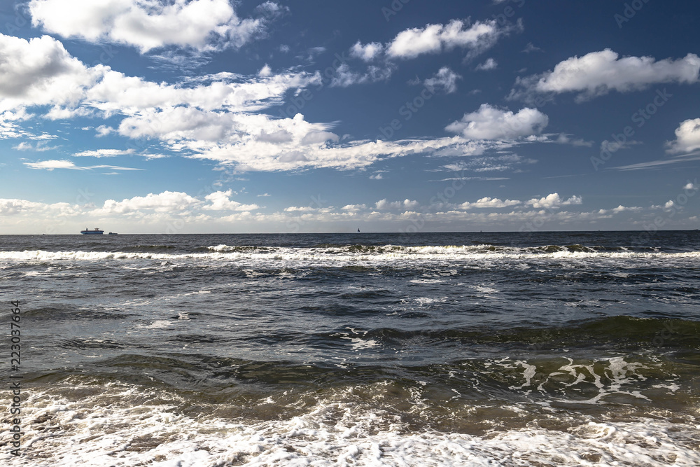  sea ​​and blue sky