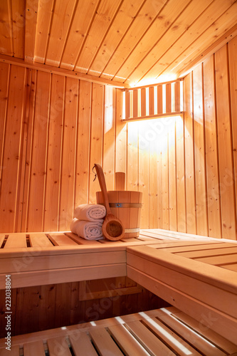 Obraz na płótnie eine kleine private finnische Sauna mit Zubehör w salonie