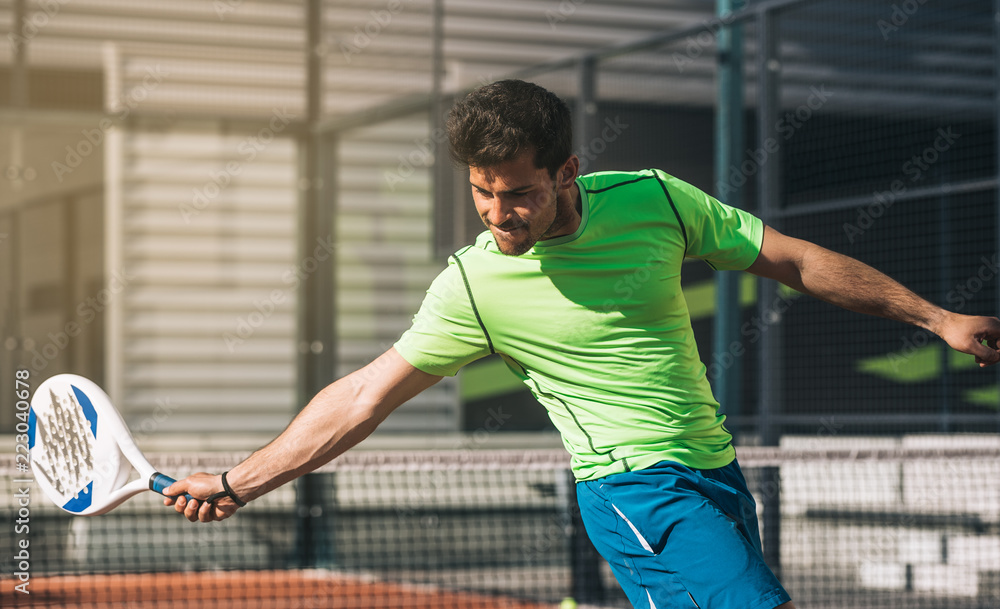 Obraz premium Man playing padel