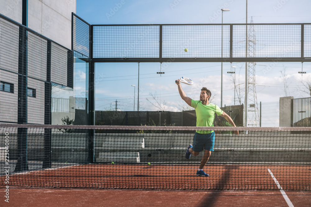 Obraz premium Man playing padel