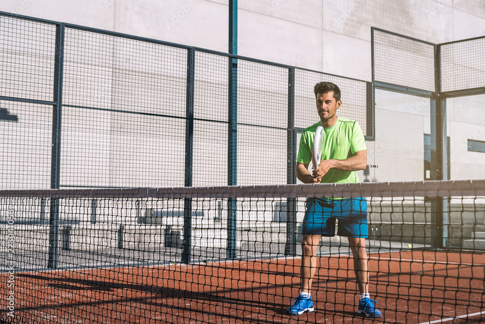 Obraz premium Man playing padel