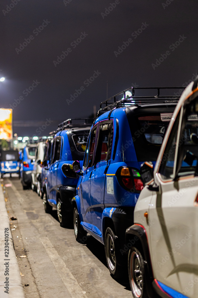Naklejka premium mini taix queueing for passenger