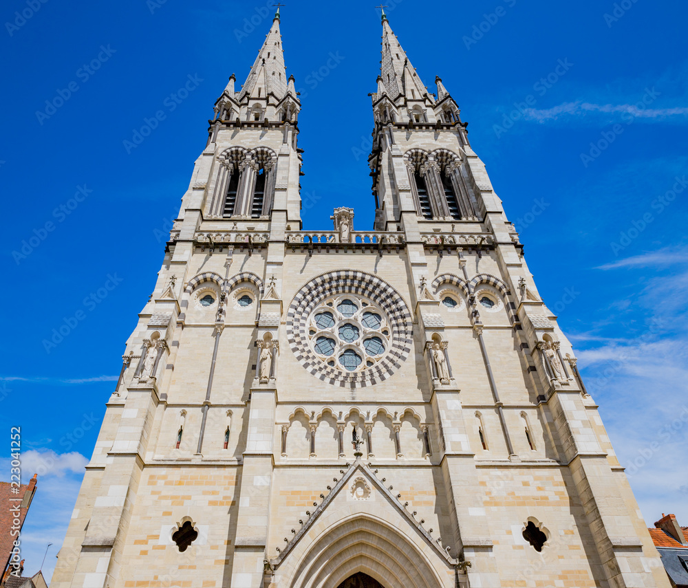 Fototapeta premium Cathédrale Notre-Dame-de-l'Annonciation à Moulins sur Allier