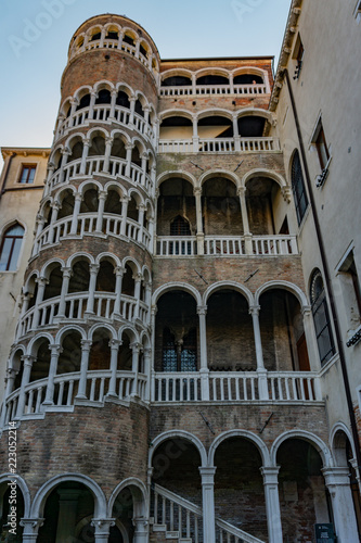 Obraz na płótnie The Scala Contarini del Bovolo of Contarini Palace - beautiful ancient spiral stairway in Venice (UNESCO world heritage site), Veneto, Italy w salonie