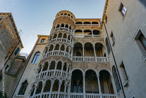Obraz na płótnie The Scala Contarini del Bovolo of Contarini Palace - beautiful ancient spiral stairway in Venice (UNESCO world heritage site), Veneto, Italy w salonie