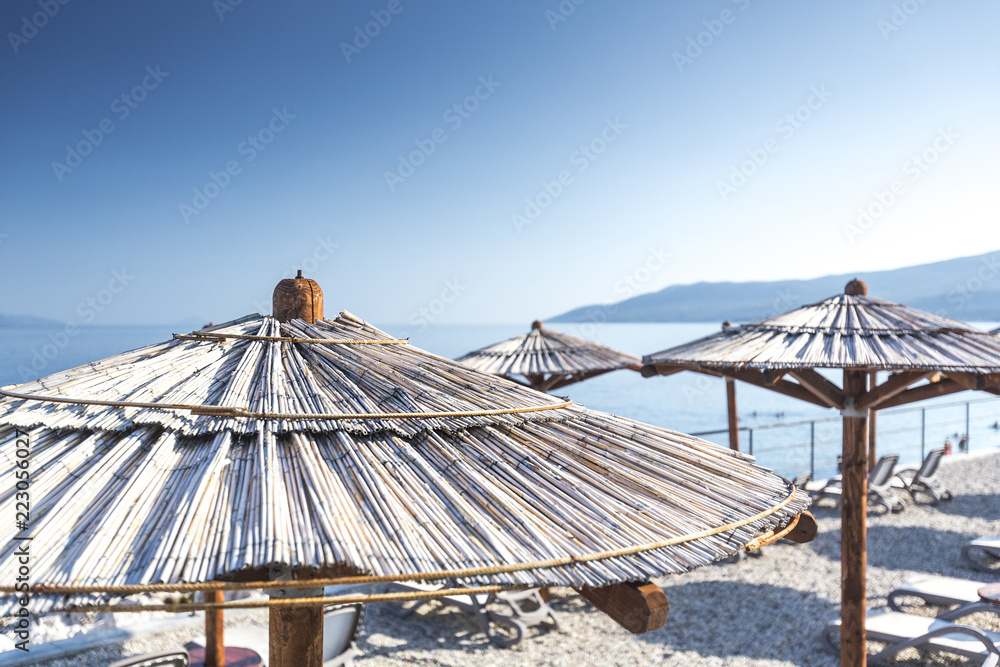 Kroatien, Istrien, Rabac, Sonnenschirme am Strand