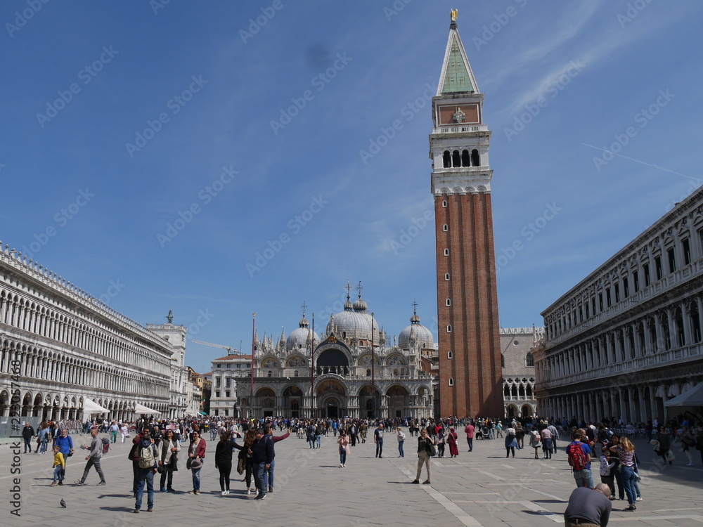 Fototapeta premium Venezia - basilica di San Marco e campanile in piazza San Marco
