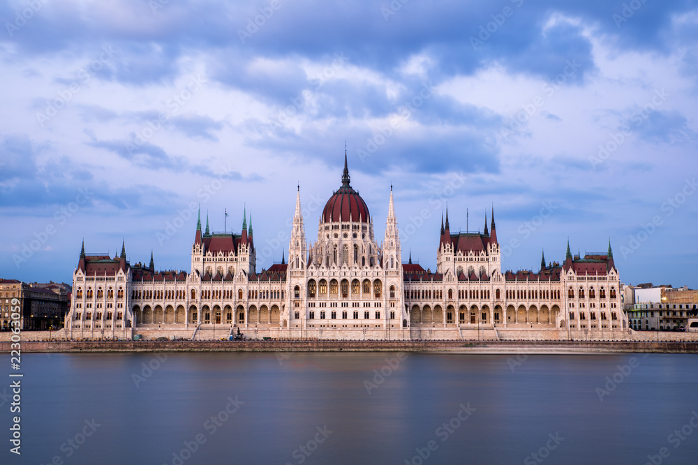 Fototapeta premium Budapest Parlament am Tag