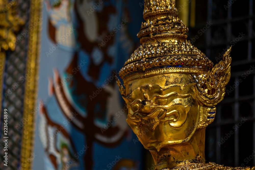 Obraz premium golden Statue in Bangkok