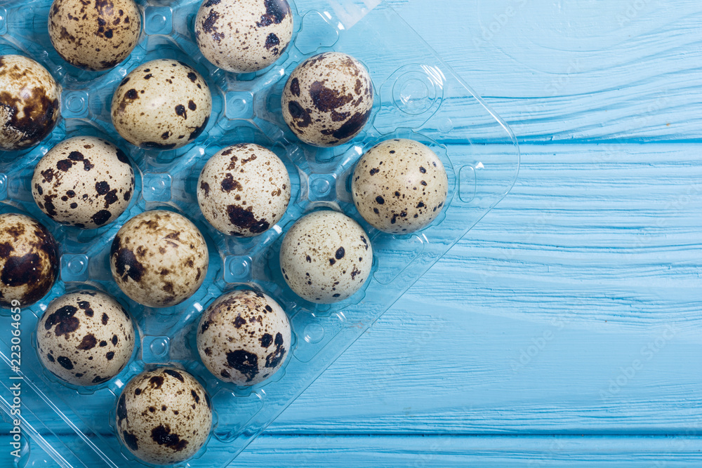 Obraz premium Raw qail eggs background