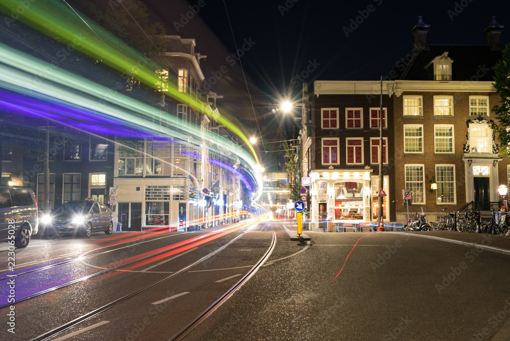アムステルダムの夜の街の通り