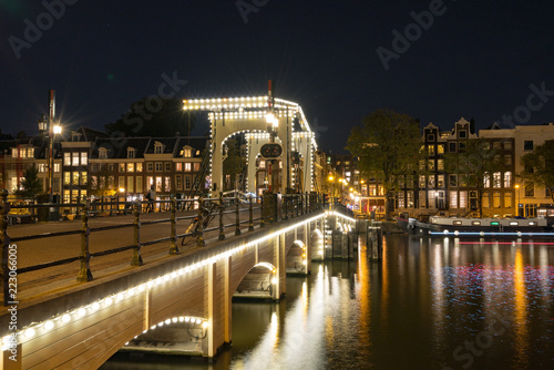 アムステルダムの夜の橋