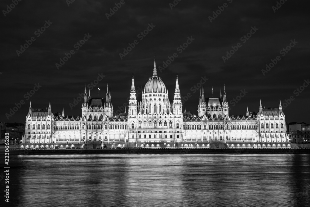 Budapest Parlament schwarz-weiß