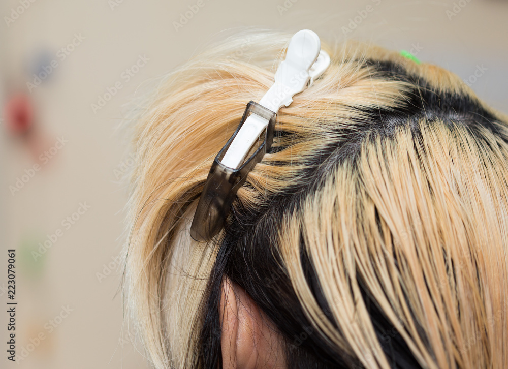 Obraz premium Zbliżenie makro strzał obraz fryzjerka fryzjer cięcia klienta kobieta włosy w salonie nożyczkami i grzebieniem, spojrzenie z tyłu tyłu