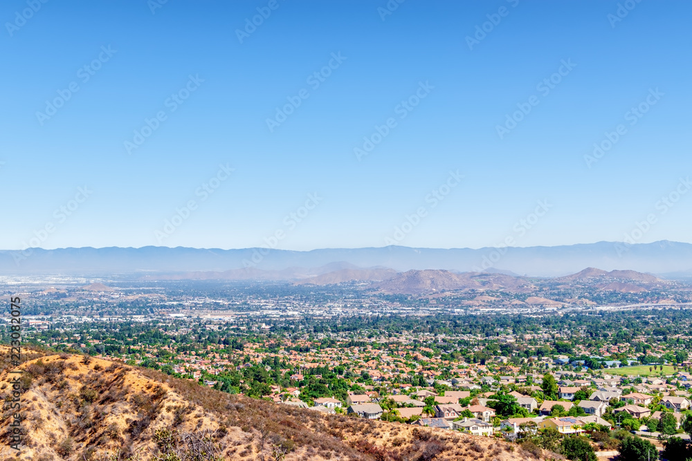 Obraz premium Morning sun over California suburbs with room for text in sky