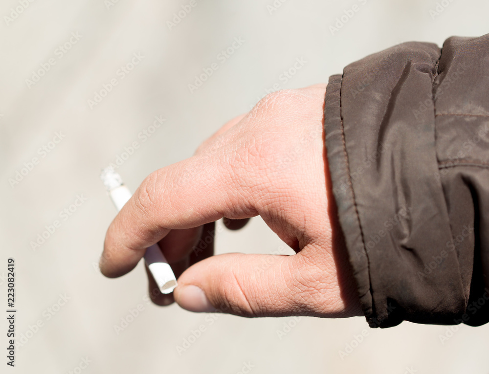 Fototapeta premium cigarettes in close-up hands
