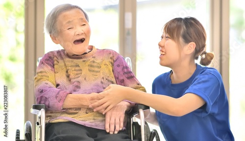 老人介護施設・笑顔でくつろぐ母  photo