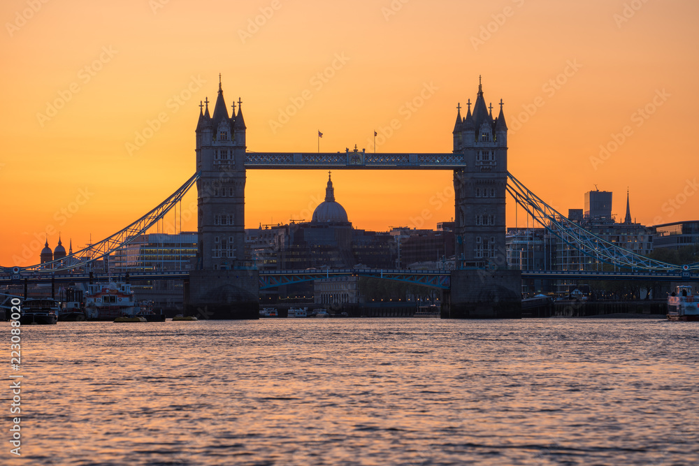 Naklejka premium Tower Bridge at sunset