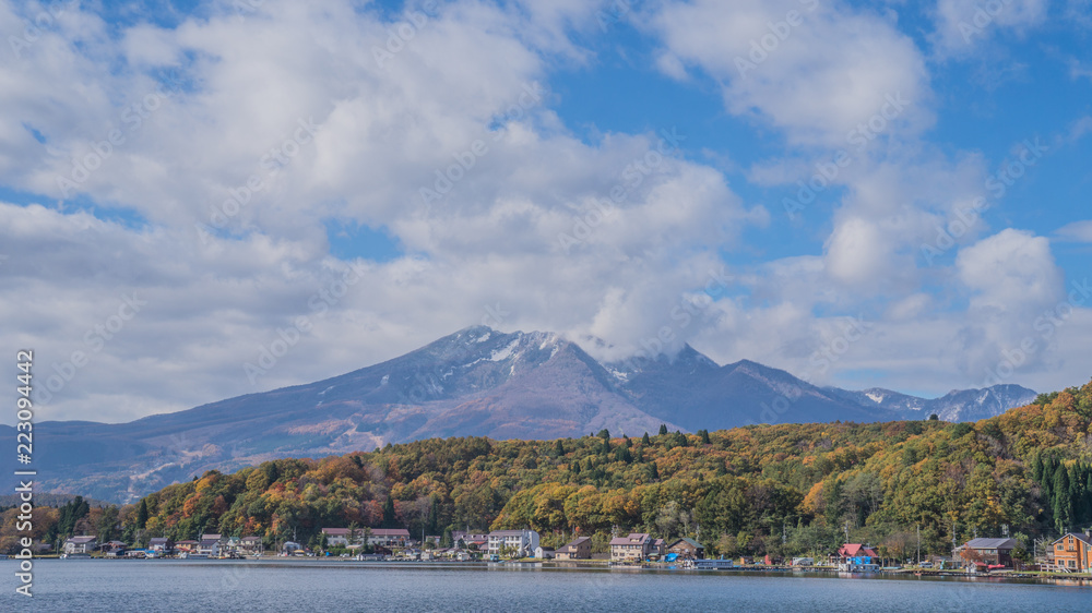 秋の妙高山と野尻湖の風景